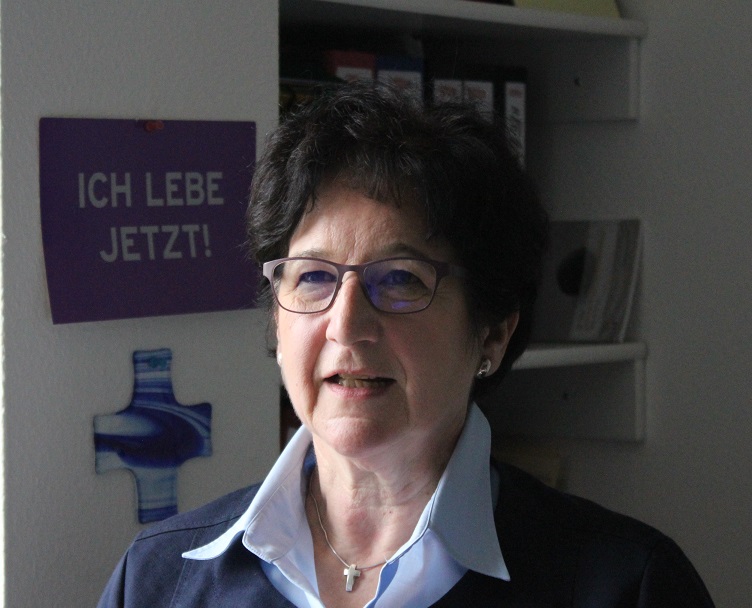 Elfriede Kollarz hat ihr Motto in ihrem Büro beim Malteser Hilfsdienst an die Wand gehängt: "Ich lebe jetzt!"