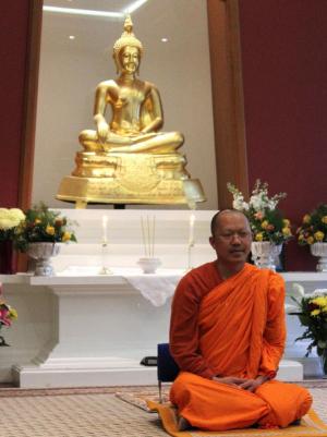 Phramaha Sitthiporn, stellvertretender Abt des Wat Dhammavihara, leitet eine Meditation an. Foto: HdR/Beelte-Altwig