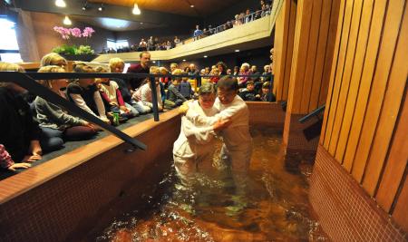 Taufe in der evangelisch-freikirchlichen Gemeinde (Baptisten) am Döhrener Turm. Foto: Jens Schulze