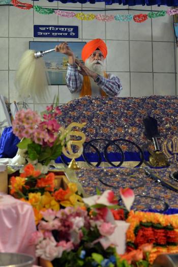 Ein Wedel wird geschwenkt als Ehrbezeugung für den Siri Guru Granth Sahib, das heilige Buch. Foto: Jens Schulze