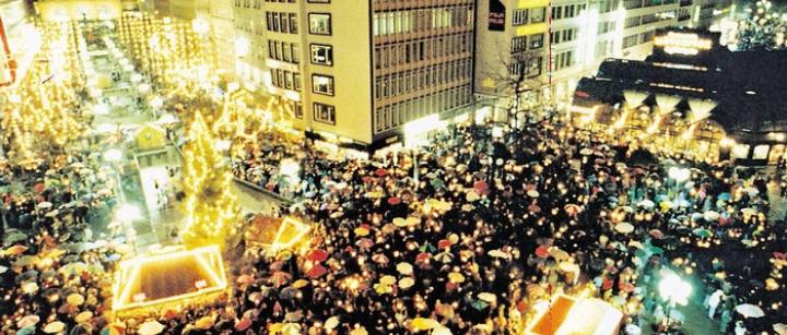 20. Dezember 1992: Die Lichterkette ist die größte Demonstration, die Hannover je gesehen hat.