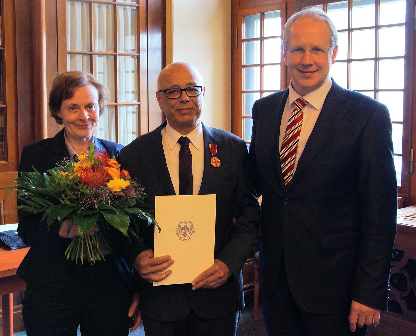 Ali Faridi mit seiner Frau Ursula und Oberbürgermeister Stefan Schostok